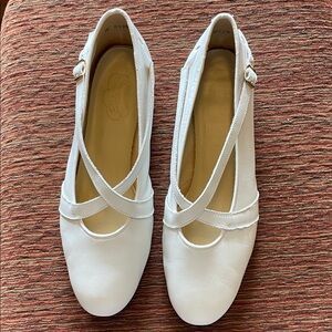 Barbette's Dancewear Vintage Women's White Flats. Excellent Condition. Size 11 W